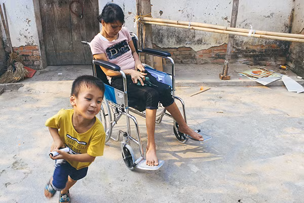Mẹ ngồi xe lăn chắt chiu từng đồng nuôi con ăn học ảnh 8