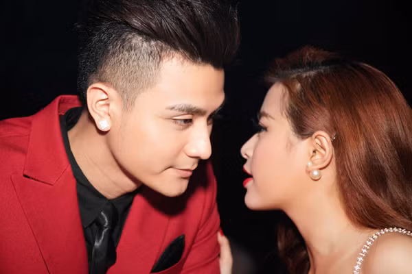 Hoàng Thuỳ Linh gợi cảm và tình tứ bên Vĩnh Thụy ảnh 11