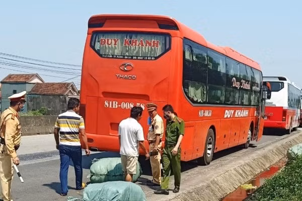 Liên tiếp phát hiện xe khách "lòi" ra hàng lậu khi bị kiểm tra ảnh 1