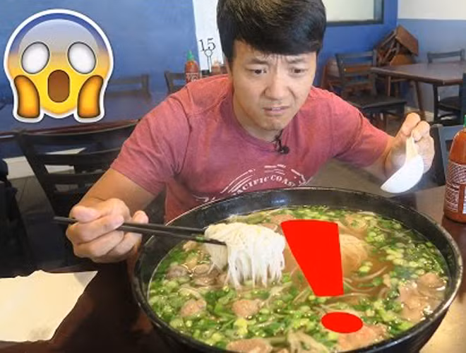Vẻ mặt băn khoăn của một anh chàng quyết định thử sức với tô phở khổng lồ này.