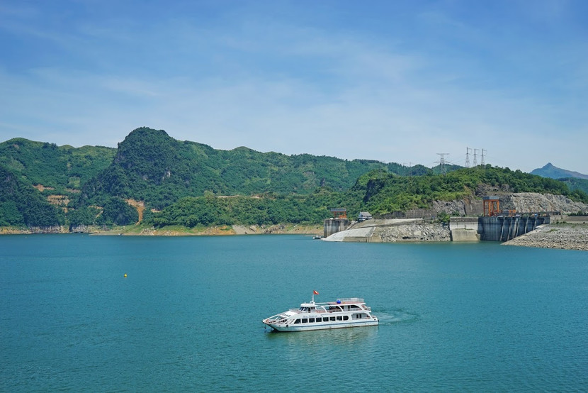 Khai trương tour du lịch tâm linh và trải nghiệm du thuyền trên hồ Hòa Bình ảnh 1 Khai trương tour du lịch tâm linh và trải nghiệm du thuyền trên hồ Hòa Bình ảnh 1