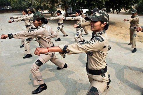 Biệt đội nữ cảnh sát Ấn Độ chống nạn hiếp dâm ảnh 1