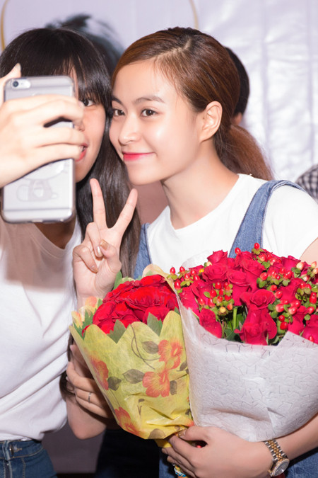 Hoàng Thuỳ Linh giản dị trong tiệc sinh nhật do người hâm mộ tổ chức ảnh 4