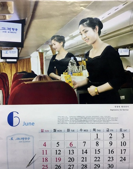 Tiếp viên hàng không Triều Tiên đẹp long lanh trong bộ lịch 2017 ảnh 3