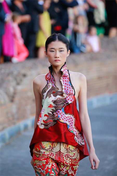 Hoa hậu Thuỳ Dung hội ngộ Kha Mỹ Vân trong show thời trang tại Rome ảnh 6