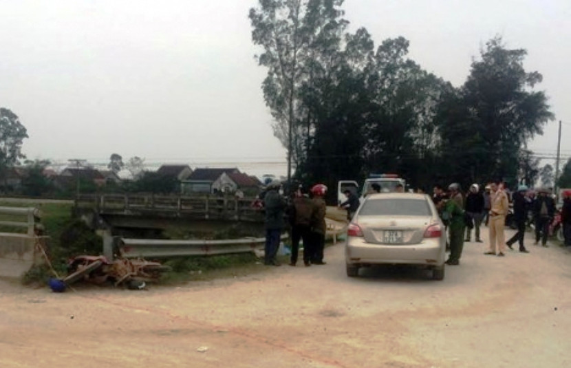 Va chạm với xe tải, hai vợ chồng thương vong ảnh 1