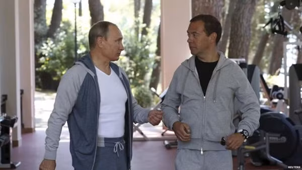 Video: Tổng thống Nga Putin và Thủ tướng Medvedev cùng nhau tập thể hình ảnh 1