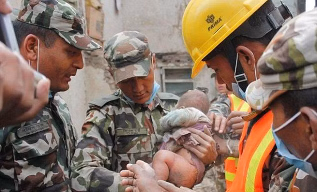 Thảm hoạ động đất Nepal: Mẹ bất lực đứng nghe con khóc dưới đống đổ nát ảnh 2