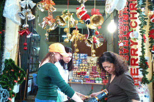 Phố Hàng Mã: Rực rỡ sắc màu mùa Giáng sinh ảnh 2