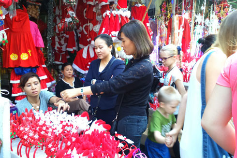 Phố Hàng Mã: Rực rỡ sắc màu mùa Giáng sinh ảnh 11