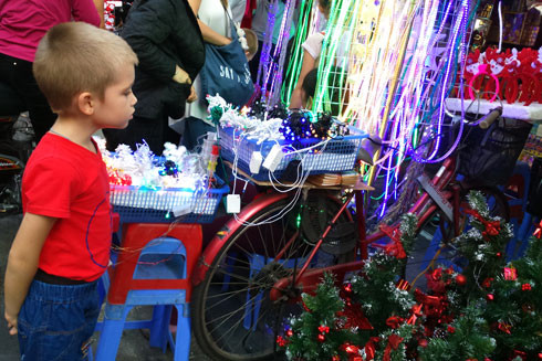 Phố Hàng Mã: Rực rỡ sắc màu mùa Giáng sinh ảnh 7