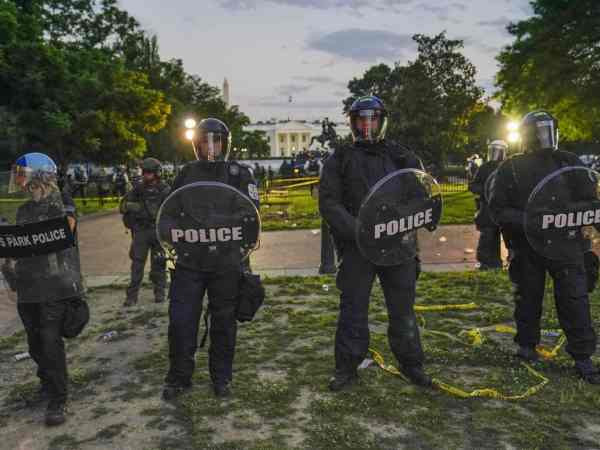 Tổng thống Mỹ được đưa xuống hầm ngầm khi người biểu tình vây kín Nhà Trắng ảnh 1