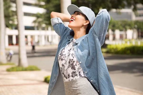 Trang "lạ" xuống phố khoe vòng eo con kiến ảnh 8