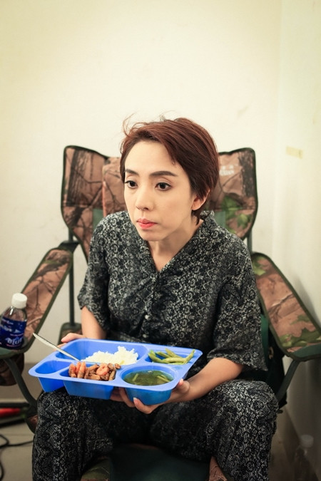 Hé lộ cảnh "ăn bờ ngủ bụi" của Thu Trang, Trấn Thành ảnh 2