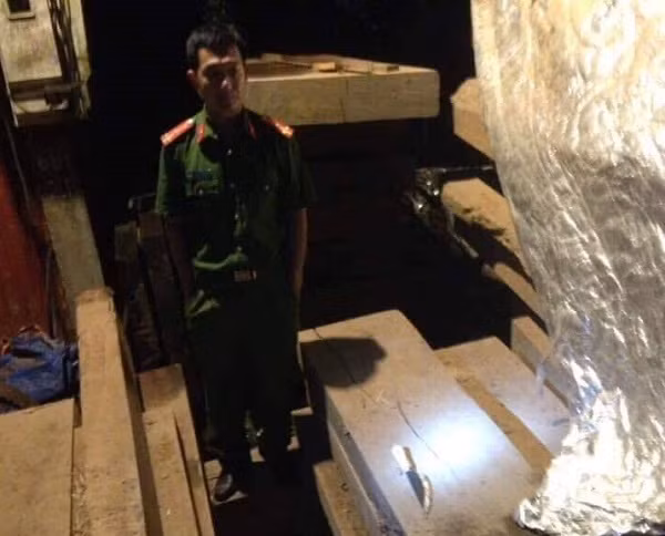 Con rể vác dao đâm bố mẹ vợ trọng thương ảnh 1