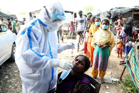 Làn sóng lây nhiễm Covid-19 tăng cao ở Ấn Độ sau nới lỏng phong tỏa ảnh 1