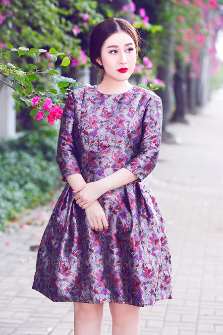 MC Kim Trang “đọ” vẻ đẹp mong manh cùng hoa giấy ảnh 4