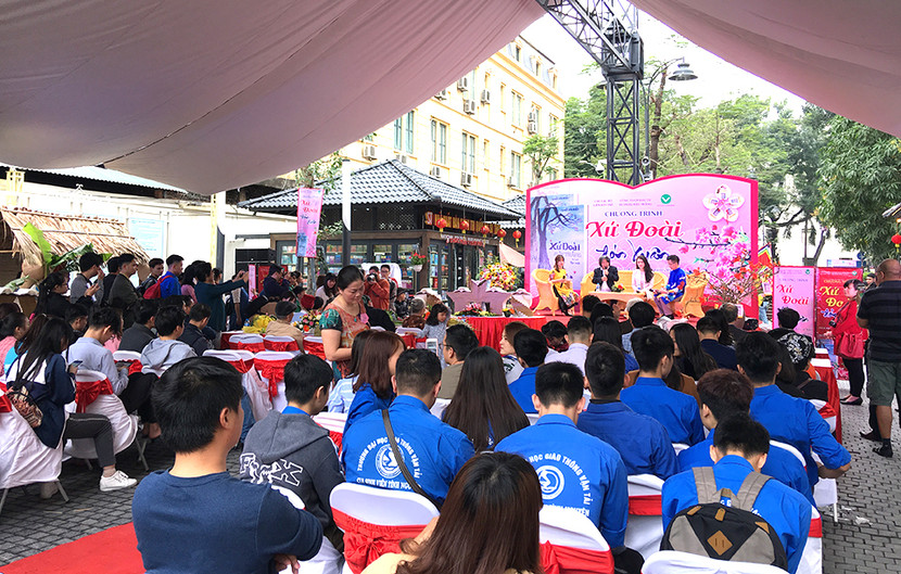 Trải nghiệm không khí Tết quê tại Phố sách Hà Nội ảnh 2