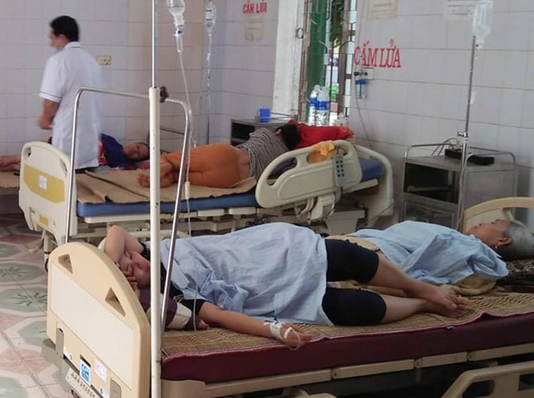 Sau ăn cưới, nhiều người vào viện cấp cứu ảnh 1