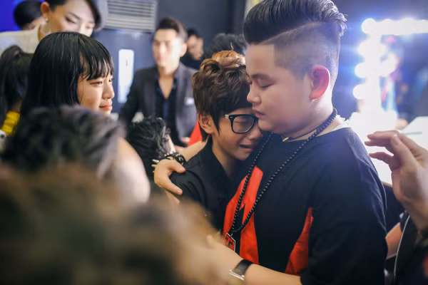 MC Thảo My duyên dáng động viên em ruột trên sân khấu Vietnam Idol Kids ảnh 2