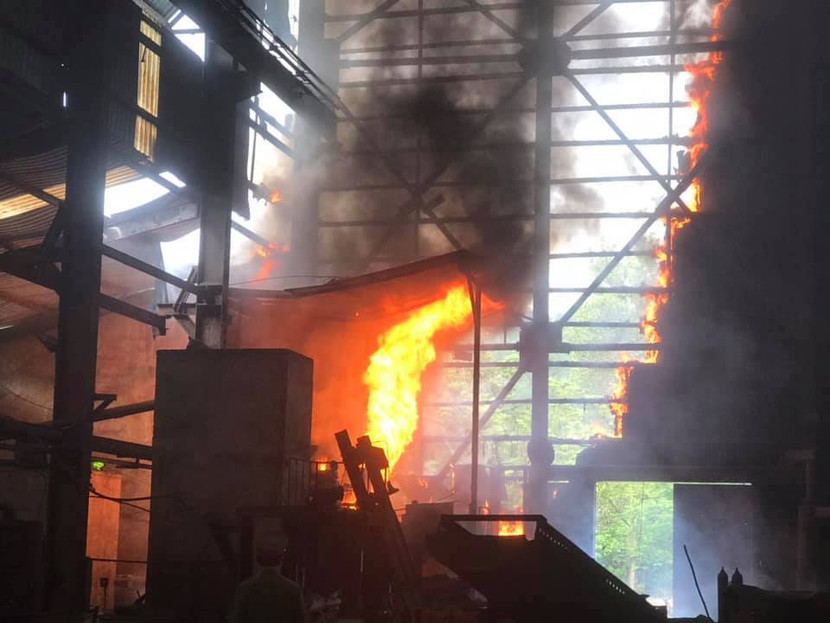 Cháy dữ dội ở lò luyện thiếc, công nhân tháo chạy ảnh 3 Cháy dữ dội ở lò luyện thiếc, công nhân tháo chạy ảnh 3