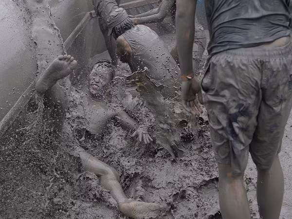 Độc đáo lễ hội tắm bùn tập thể lớn nhất xứ kim chi ảnh 4