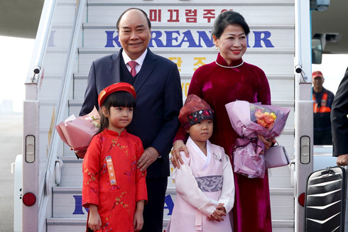 Thủ tướng Nguyễn Xuân Phúc đến Busan, bắt đầu chương trình tham dự Hội nghị cấp cao ASEAN-Hàn Quốc ảnh 1