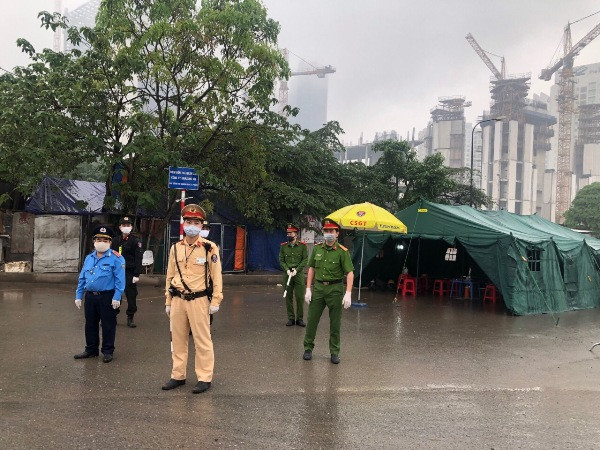 Ngoài CSGT, còn có Công an các quận, huyện và TTGT cũng tham gia các chốt làm nhiệm vụ