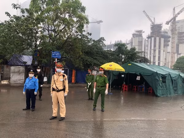 Ngoài CSGT, còn có Công an các quận, huyện và TTGT cũng tham gia các chốt làm nhiệm vụ