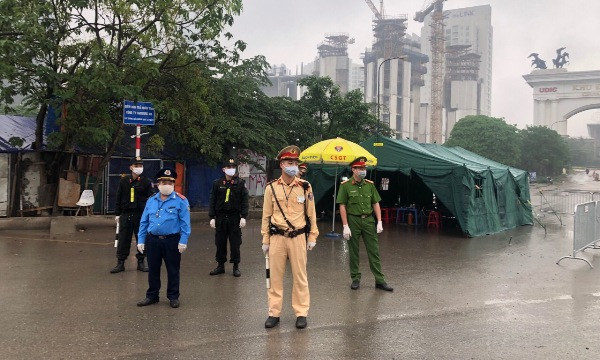 Từ tối 1-4 đến nay, lực lượng CSGT Hà Nội và các đơn vị chức năng đã triển khai chốt ở các vị trí, điểm ra vào cửa ngõ thành phố để kiểm soát việc cách ly xã hội phòng, chống dịch Covid-19