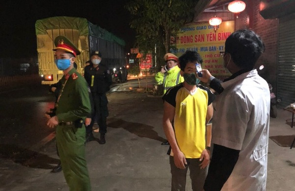 Các lái xe được kiểm tra thân nhiệt trước khi ra, vào thành phố đảm bảo an toàn phòng dịch