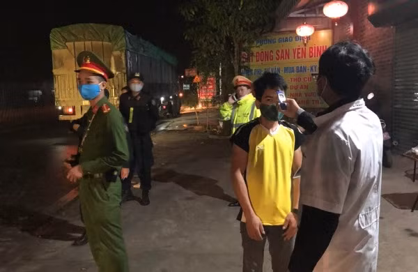 Các lái xe được kiểm tra thân nhiệt trước khi ra, vào thành phố đảm bảo an toàn phòng dịch