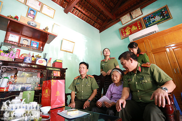 Hội phụ nữ Cụm thi đua số 7: Thăm hỏi, tặng quà thân nhân gia đình liệt sỹ ảnh 6