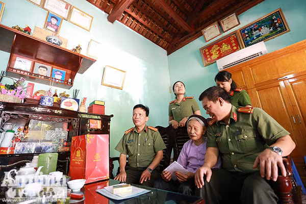 Hội phụ nữ Cụm thi đua số 7: Thăm hỏi, tặng quà thân nhân gia đình liệt sỹ ảnh 6 Hội phụ nữ Cụm thi đua số 7: Thăm hỏi, tặng quà thân nhân gia đình liệt sỹ ảnh 6