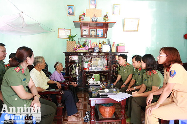 Hội phụ nữ Cụm thi đua số 7: Thăm hỏi, tặng quà thân nhân gia đình liệt sỹ ảnh 3