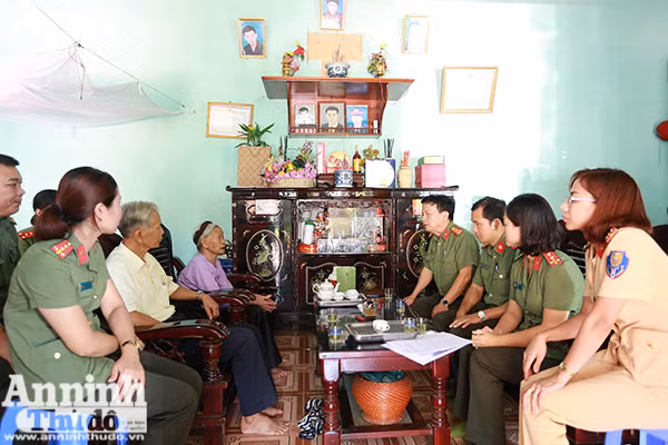 Hội phụ nữ Cụm thi đua số 7: Thăm hỏi, tặng quà thân nhân gia đình liệt sỹ ảnh 3 Hội phụ nữ Cụm thi đua số 7: Thăm hỏi, tặng quà thân nhân gia đình liệt sỹ ảnh 3
