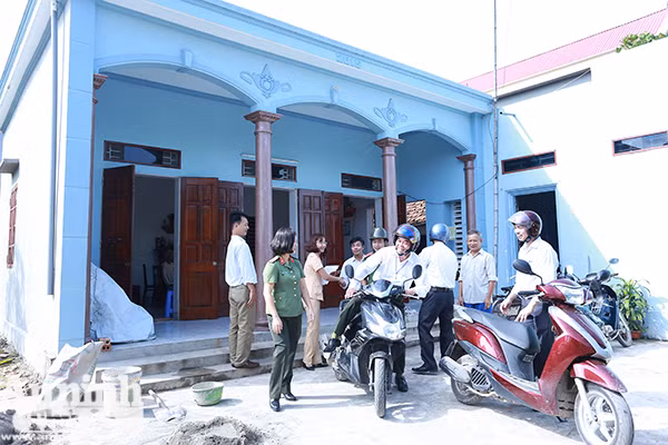 Hội phụ nữ Cụm thi đua số 7: Thăm hỏi, tặng quà thân nhân gia đình liệt sỹ ảnh 2 Hội phụ nữ Cụm thi đua số 7: Thăm hỏi, tặng quà thân nhân gia đình liệt sỹ ảnh 2