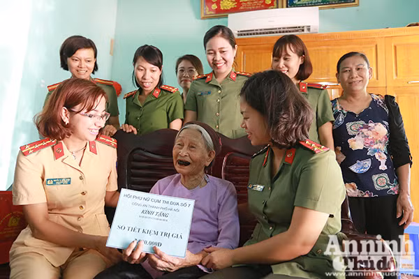 Hội phụ nữ Cụm thi đua số 7: Thăm hỏi, tặng quà thân nhân gia đình liệt sỹ ảnh 5 Hội phụ nữ Cụm thi đua số 7: Thăm hỏi, tặng quà thân nhân gia đình liệt sỹ ảnh 5