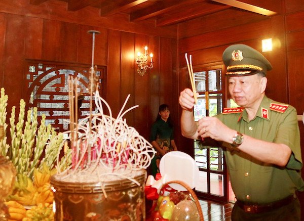 Lãnh đạo Bộ Công an dâng hương tưởng nhớ anh linh Chủ tịch Hồ Chí Minh ảnh 1