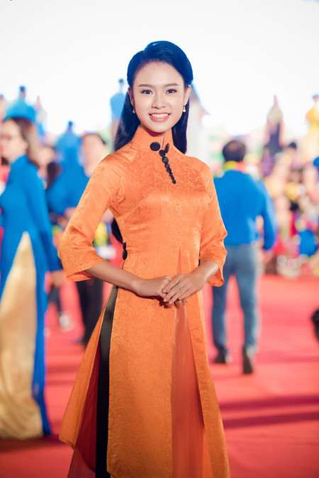 Diện áo dài lạ mắt, "người đẹp truyền thông" Ngọc Vân bị vây kín ở sự kiện ảnh 1