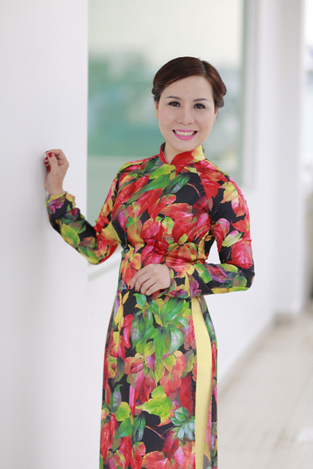 Nữ hoàng Kim Chi đẹp lạ với áo dài họa tiết lá thu ảnh 3 Nữ hoàng Kim Chi đẹp lạ với áo dài họa tiết lá thu ảnh 3