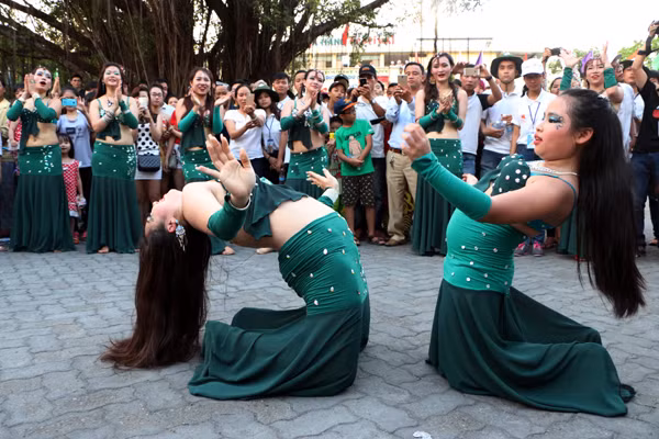 "Bỏng mắt" ngắm dàn vũ công múa bụng trên đường phố ảnh 14