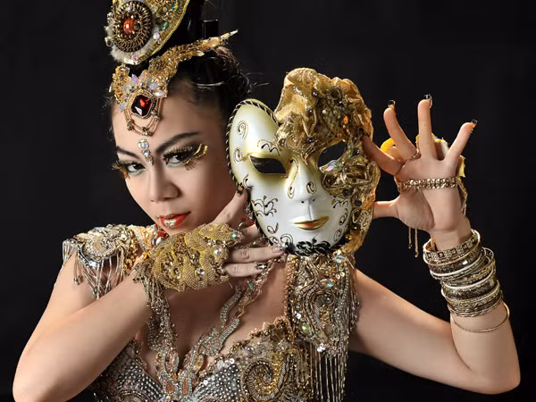 Những shoot hình nóng bỏng của "cô gái vàng" bellydance ảnh 6