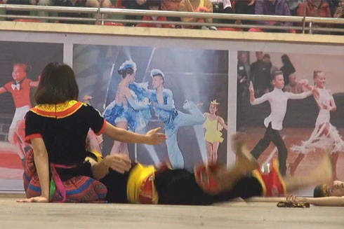 Cô gái trẻ mặc váy thổ cẩm, tay không "hạ gục" 2 nam thanh niên có dao ảnh 8