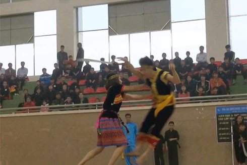 Cô gái trẻ mặc váy thổ cẩm, tay không "hạ gục" 2 nam thanh niên có dao ảnh 1