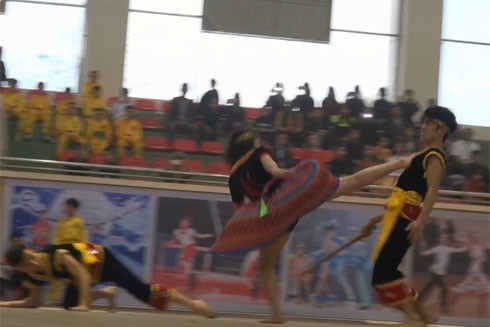 Cô gái trẻ mặc váy thổ cẩm, tay không "hạ gục" 2 nam thanh niên có dao ảnh 2