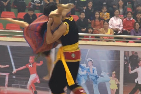 Cô gái trẻ mặc váy thổ cẩm, tay không "hạ gục" 2 nam thanh niên có dao ảnh 6