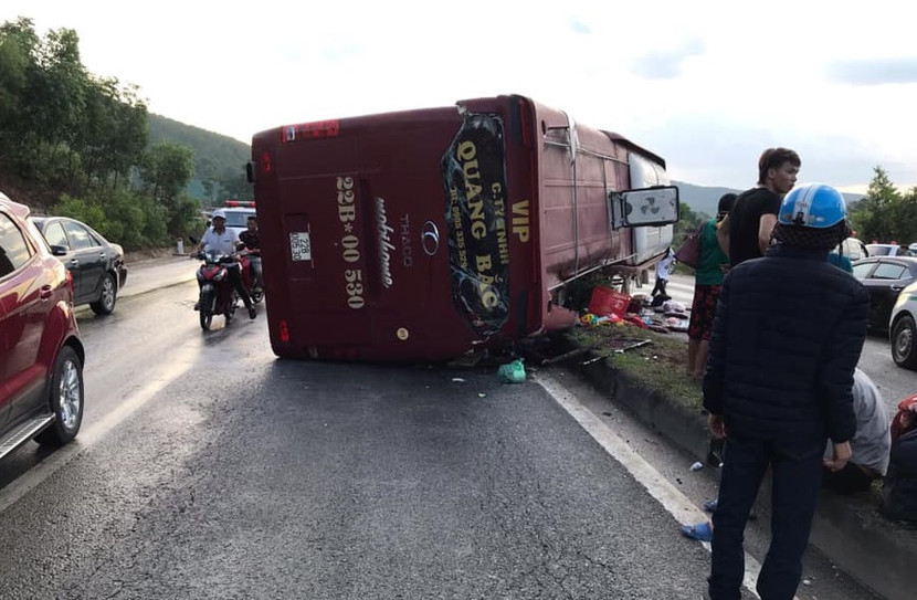 Xe khách lao vào dải phân cách, nhiều người bị thương ảnh 2