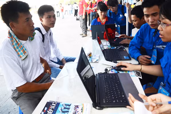 Sĩ tử đội nắng đổ về Hà Nội dự thi ảnh 10