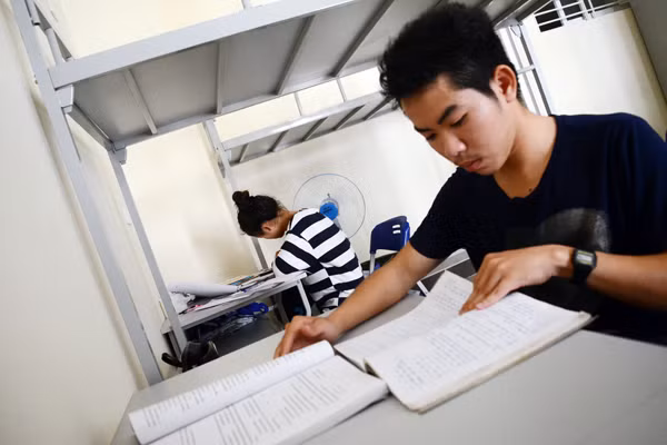 Sĩ tử đội nắng đổ về Hà Nội dự thi ảnh 13